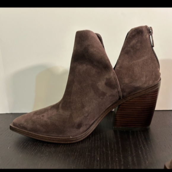 NWOB Vince Camuto Gigietta Suede Back Zip Chelsea Booties Brown Size 9.5 - Picture 8 of 14